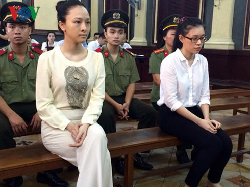 Trương Hồ Phương Nga và Nguyễn Đức Thùy Dung (phải) tại phiên tòa sơ thẩm (Ảnh: Huy Sơn)