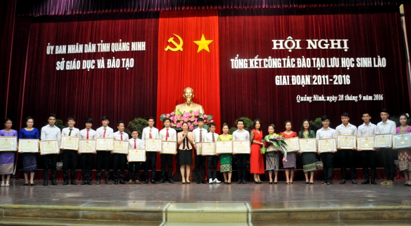 我省教育培训厅向成绩优秀的老挝留学生们颁发奖状。