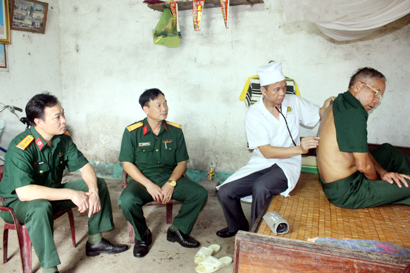 Bác sĩ của Bệnh viện Quân y 7 thăm, khám bệnh cho thương binh Lý Hoa Phương, bản Đồng Cậm, xã Hoành Mô (Bình Liêu).