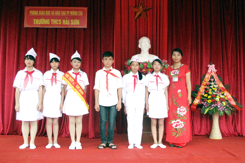Cô giáo Trần Thị Thúy Hường và học sinh Trường THCS Hải Sơn.