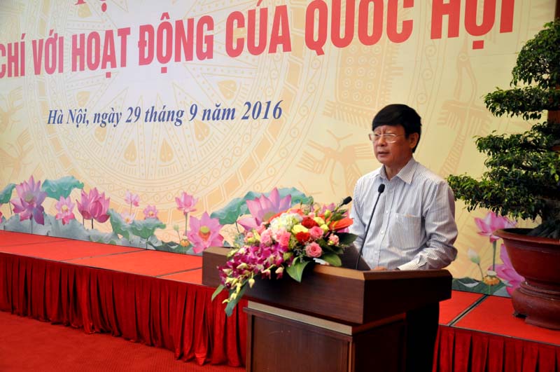 Phó Chủ nhiệm Văn phòng Quốc hội Đỗ Mạnh Hùng phát biểu khai mạc hội thảo 