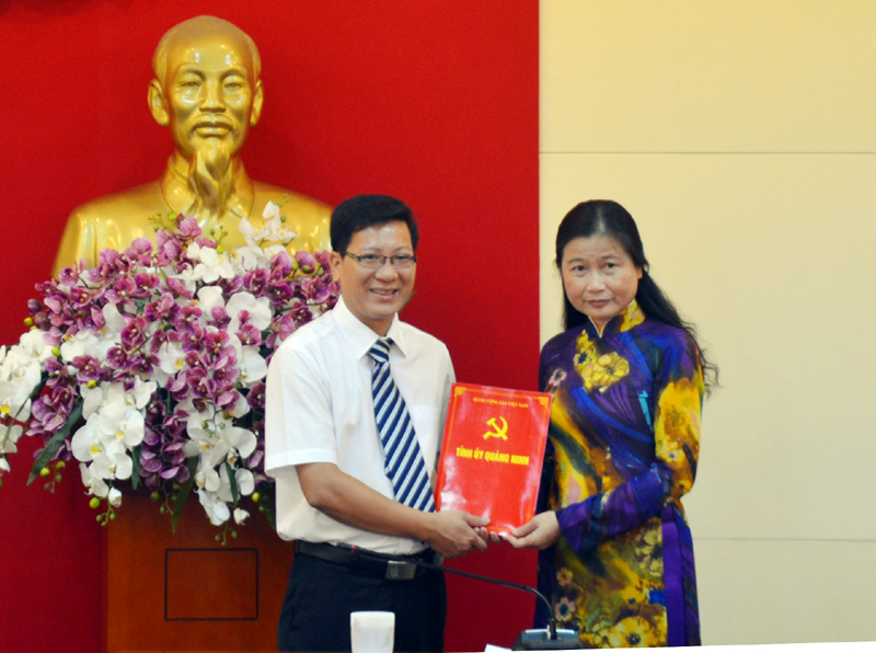 Mrs. Do Thi Hoang presents the decision to Mr. Nguyen Viet Dung (Photo: baoquangninh.com.vn)