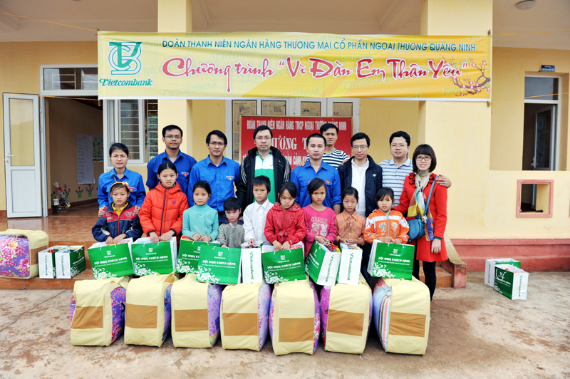 Chương trình “Vì đàn em thân yêu”, Đoàn Thanh niên VCB Quảng Ninh tặng chăn ấm cho trẻ em khu vực miền núi của tỉnh. 