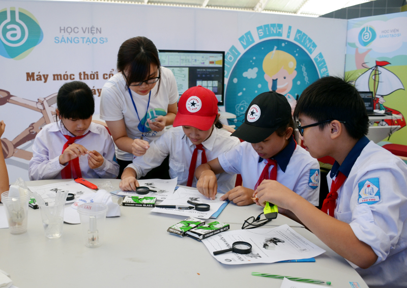 Học sinh TX Đông Triều trải nghiệm thực tế nghiên cứu khoa học tại “Ngày hội vui cùng STEM”.