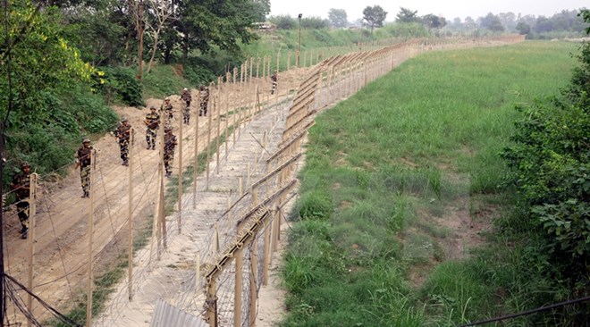Lực lượng an ninh biên giới Ấn Độ tuần tra tại biên giới Ấn Độ - Pakistan ngày 26/9. (Nguồn: EPA/TTXVN)
