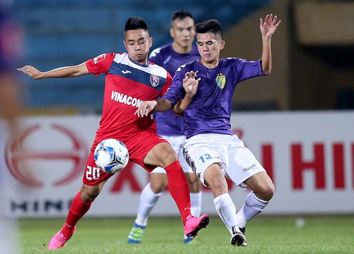 Quang Ninh’s Xuan Hung (left) fights for the ball against Ha Noi T&T in the National Football Cup, second leg final in Ha Noi yesterday. Quang Ninh won 2-1, and lifted the cup with an aggregated 6-5 win after two legs(the two team drew 4-4 in the first leg. Photo Vnexpress