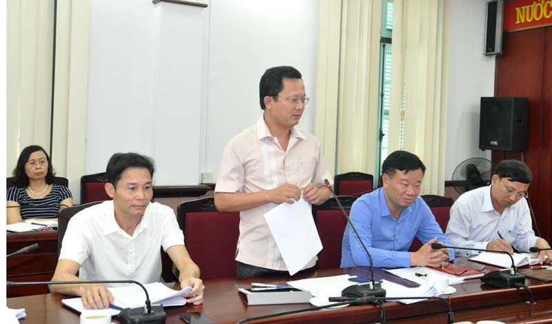 Đồng chí Cao Tường Huy, Trưởng Ban Tuyên giáo Tỉnh ủy, Trưởng Ban Kinh tế Ngân sách HĐND tỉnh phát biểu tại phiên họp.