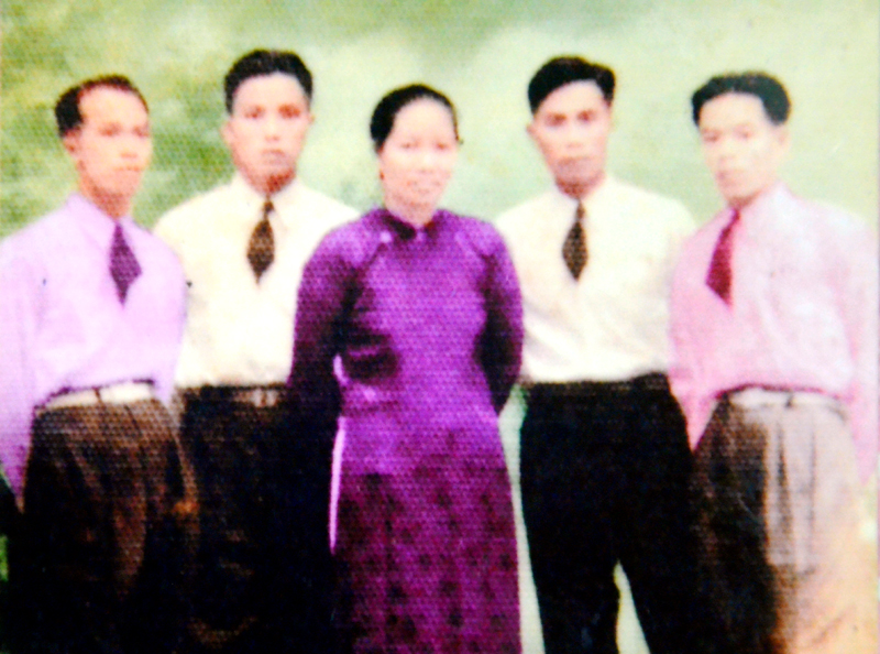 Chiến sĩ tình báo Diêu Nhật Định (thứ hai, trái sang) và đồng đội tại Móng Cái năm 1948.  Ảnh: Tư liệu của gia đình ông Thăng