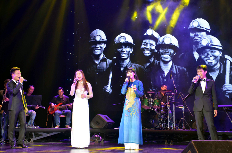 Các ca sĩ: Hoàng Tùng, Ngọc Anh, Trang Nhung và Tuấn Anh thể hiện ca khúc “Tình ca thợ mỏ” của nhạc sĩ Hoàng Vân trong một chương trình biểu diễn nghệ thuật.