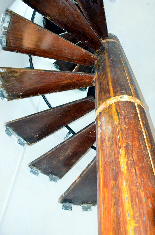 Cầu thang kết cấu xoáy trôn ốc, làm bằng gỗ lim. Dù được đưa vào hoạt động từ lâu nhưng nay vẫn rất vững chãi.