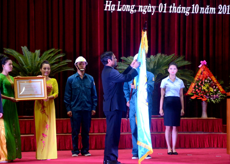 Thừa ủy quyền Chủ tịch nước, đồng chí Đặng Huy Hậu, Phó Chủ tịch Thường trực UBND tỉnh trao tặng Huân chương Lao động Hạng nhất cho công ty CP Nước sạch Quảng Ninh