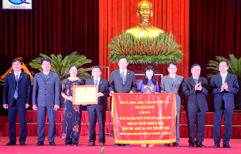Tập thể lãnh đạo công ty vui mừng đón nhận Huân chương Lao động Hạng Nhất của nhà nước và bức trướng của UBND tỉnh trao tặng