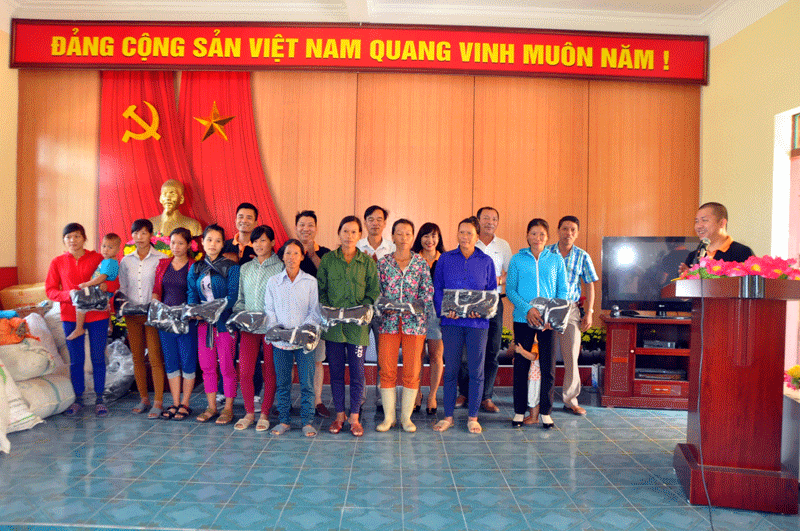 Chi hội Otofun Quảng Ninh trao tặng 1,5 tấn quần áo cũ, mới và bánh kẹo cho các cháu học sinh và các hộ gia đình có hoàn cảnh khó khăn tại xã Quảng Nghĩa