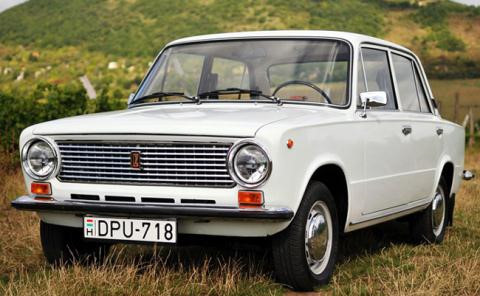 Những chiếc Lada cổ từng lăn bánh khắp nẻo đường Việt Nam.