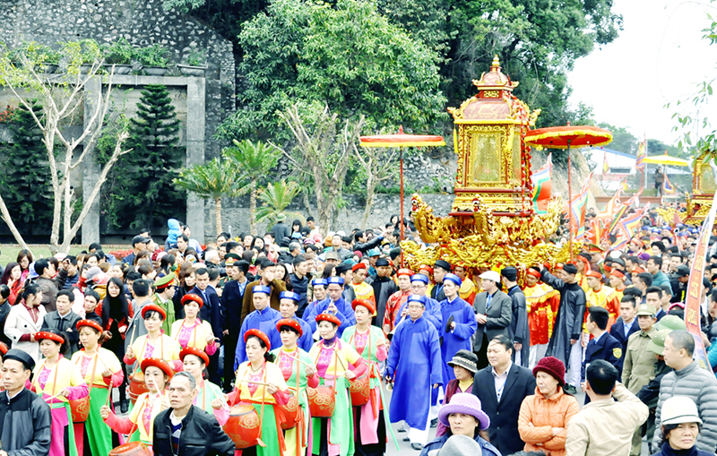 Lễ rước Ðức Ông tại Lễ hội đền Cửa Ông (TP Cẩm Phả) năm 2016.