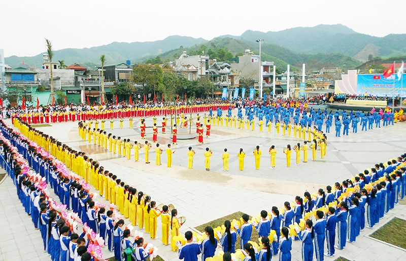 Quảng trường 4-10 được xây dựng tại trung tâm thị trấn Ba Chẽ, đây là công trình chào mừng Ðại hội XIV Ðảng bộ tỉnh.