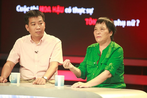 Tiến sĩ Đoàn Hương và nhà văn Anh Tú tham gia chương trình 60 phút mở. Ảnh: NVCC.