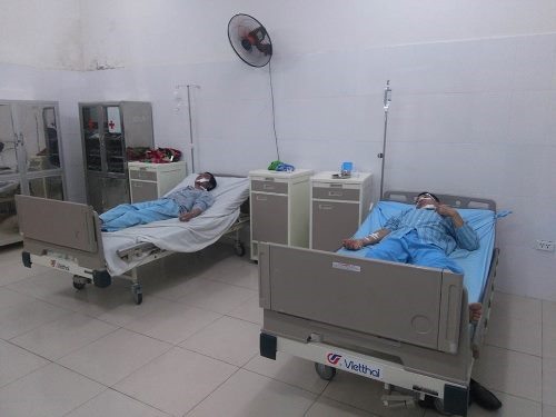 The injured workers are under treatment at the Cam Pha Hospital. — Photo vnmedia.vn