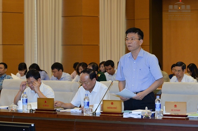 Bộ trưởng Bộ Tư pháp Lê Thành Long đọc Tờ trình.