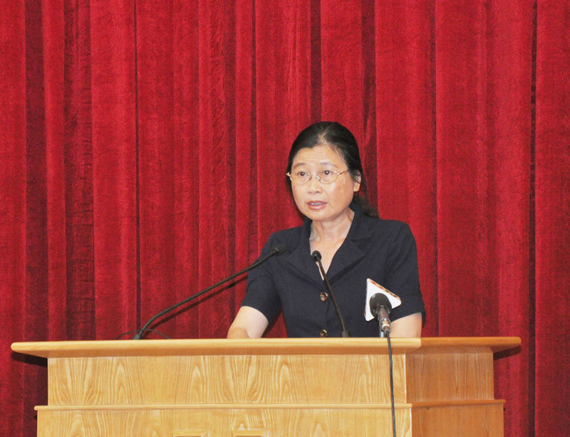 Đồng chí Đỗ Thị Hoàng, Phó Bí thư Thường trực Tỉnh ủy trình bày báo cáo đánh giá kết quả thực hiện nhiệm vụ công tác 6 tháng đầu năm của tỉnh