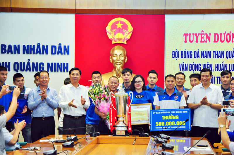 Các đồng chí lãnh đạo tỉnh tặng bằng khen và trao tiền thưởng cho đội bóng Than Quảng Ninh.