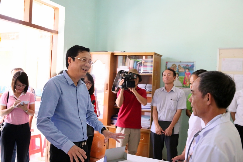 Đồng chí Bí thư Tỉnh ủy trao đổi với đồng chí Trạm trưởng Trạm y tế xã Yên Than về thực hiện các chức năng của Trạm.