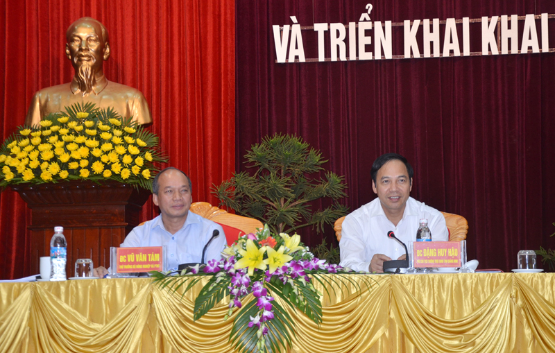 chí Vũ Văn Tám, Thứ trưởng Bộ NN&PTNT và đồng chí Đặng Huy Hậu, Phó Chủ tịch Thường trực UBND tỉnh chủ trì hội nghị. 