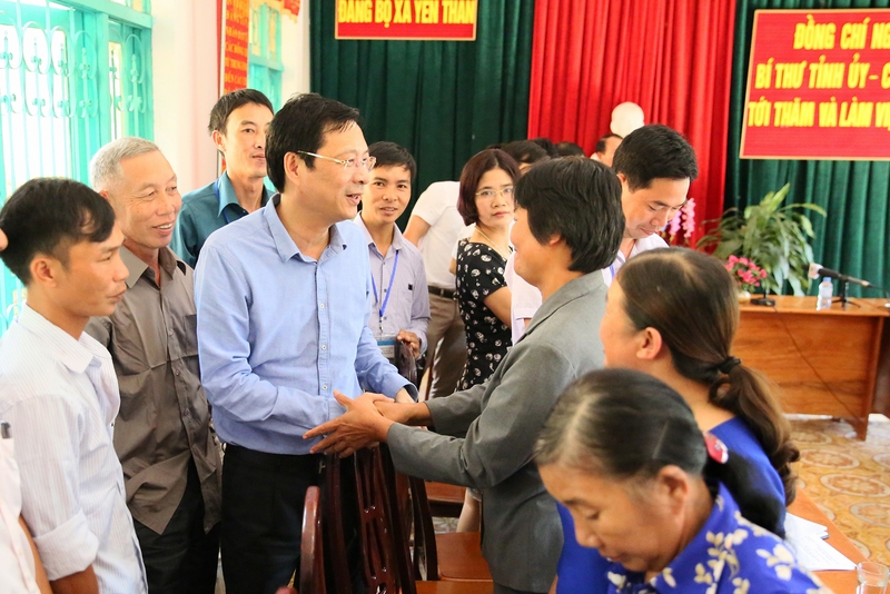 Đồng chí Nguyễn Văn Đọc, Bí thư Tỉnh ủy, Chủ tịch HĐND tỉnh trò chuyện với các cán bộ thôn xã Yên Than (Tiên Yên).