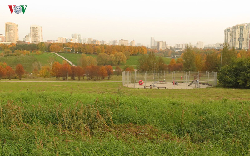   Một ngọn đồi nhỏ với sắc vàng, đỏ, xanh và tầng trên, tầng dưới… bên một khu dân cư gần ngoại ô Moskva, tạo cảm giác rất thoáng, sạch./.