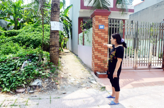 Lối đi tạm vào nhà văn hoá khu 3, phường Hùng Thắng, được mượn từ đất của người dân.