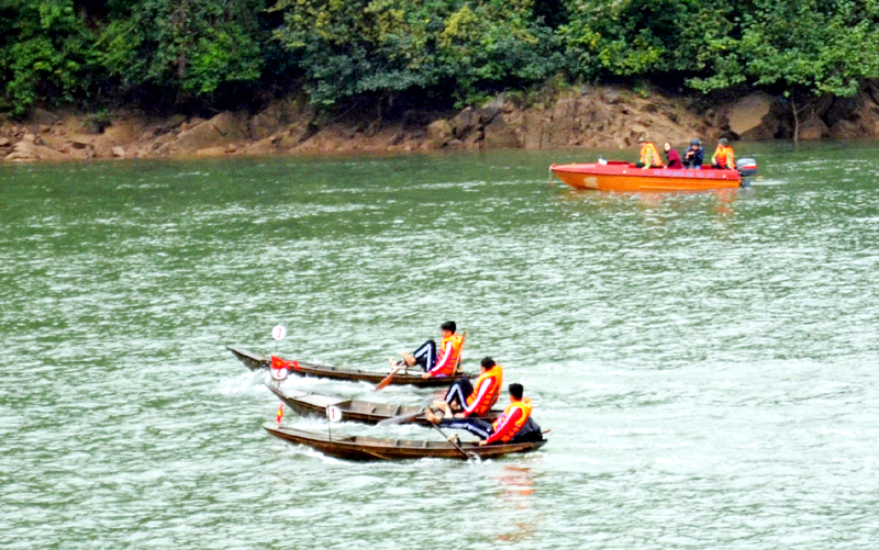 Đua thuyền bằng chân tại Lễ hội Miếu Ông - Miếu Bà, xã Nam Sơn (Ba Chẽ).