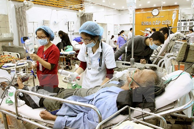 Cứu chữa cho bệnh nhân tại Khoa cấp cứu, Bệnh viện Bạch Mai. (Ảnh: TTXVN/Vietnam+)