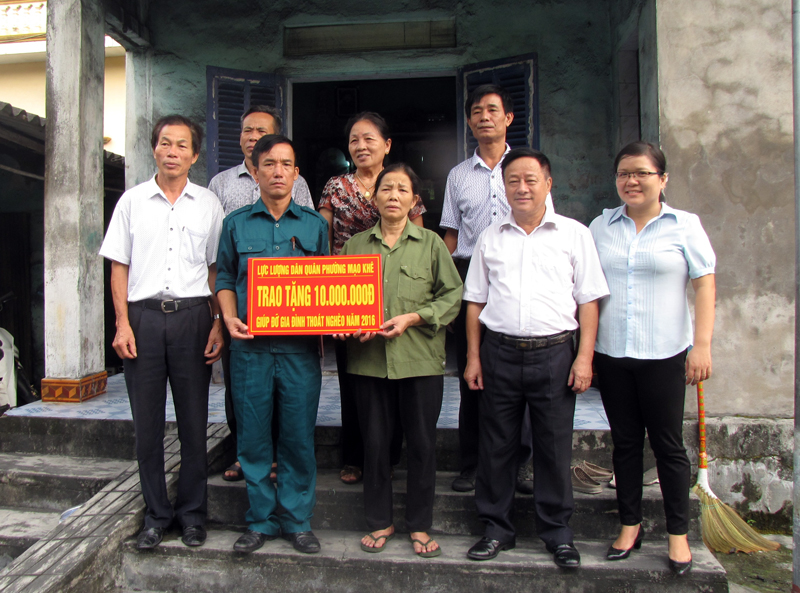 Trao tiền hỗ trợ gia đình bà Phạm Thị Tuấn, trú tại khu phố Đoàn Kết, phường Mạo Khê.