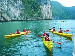 Du lịch vịnh Hạ Long bằng thuyền kayak.
