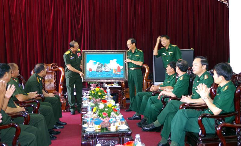Đại tá Vũ Đức Tạo, Chính ủy BĐBP tỉnh tặng quà lưu niệm cho Đoàn công tác Cục Biên phòng (Bộ Tổng Tham mưu QĐND Lào)