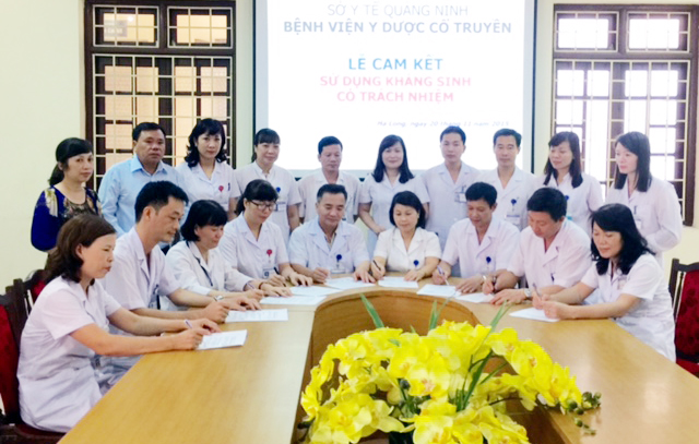 Các bác sĩ Bệnh viện Y dược cổ truyền Quảng Ninh ký cam kết “Sử dụng kháng sinh có trách nhiệm”.  (Ảnh do Bệnh viện Y dược cổ truyền Quảng Ninh cung cấp).