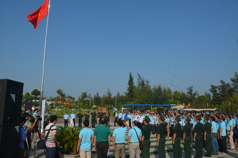 Văn nghệ sĩ và các chiến sĩ biên phòng thực hiện nghi thức chào cờ, khai mạc trại sáng tác.
