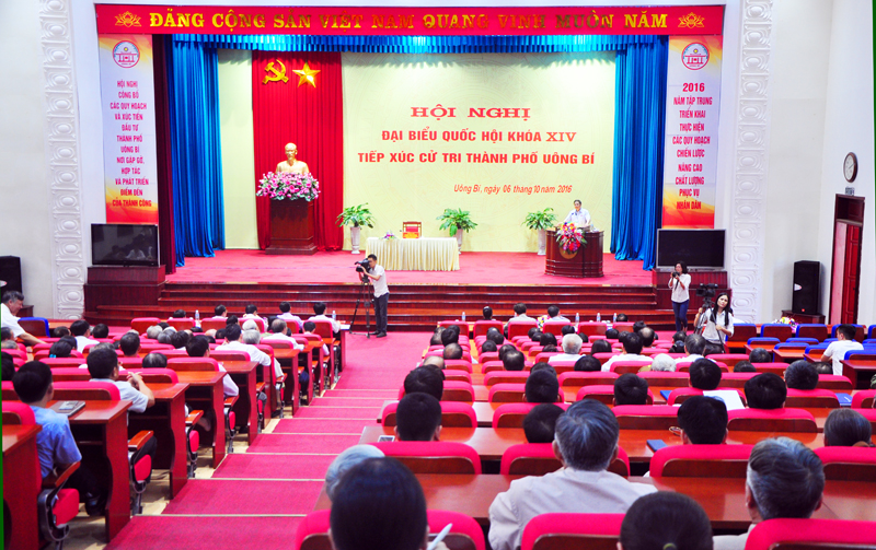 Quang cảnh buổi tiếp xúc cử tri tại TP Uông Bí.