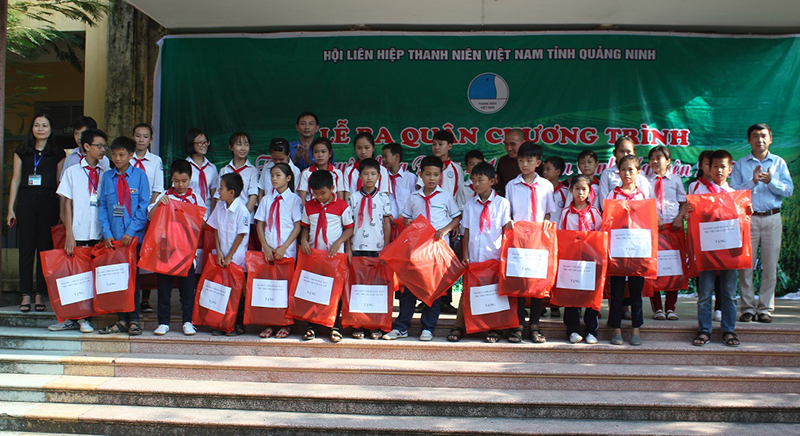 Lê Hùng Sơn, Phó Bí thư Tỉnh đoàn QN trao quà cho trẻ em nghèo tại địa phương