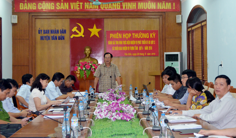 Lãnh đạo huyện Vân Đồn giải đáp những kiến nghị của các hộ dân
