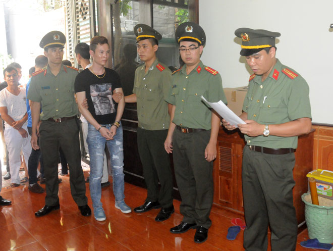 Cơ quan Công an thi hành lệnh bắt, khám xét khẩn cấp nơi ở, nơi làm việc của Trần Văn Hạnh.