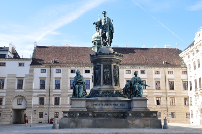  Thủ đô âm nhạc  Tọa lạc ở đông bắc nước Áo, dưới chân núi Alps, bên dòng sông Danube trong xanh êm đềm, Vienna còn được biết đến với tên gọi “Thủ đô âm nhạc” hay “Thành phố của những giấc mơ”. Trải qua nhiều thế kỷ, Vienna là điểm đến lý tưởng của những nhà sáng tác nghệ thuật, là cái nôi tạo ra những tên tuổi lẫy lừng của âm nhạc cổ điển như Schubert, Mozart, Haydn hay Beethoven... Du khách có thể thưởng thức những bản nhạc bất hủ trên khắp các con phố và càng rộn ràng hơn trong những quán cà phê nhỏ xinh độc đáo. Có thể nói, âm nhạc chính là một phần không thể tách rời với cuộc sống nơi đây.
