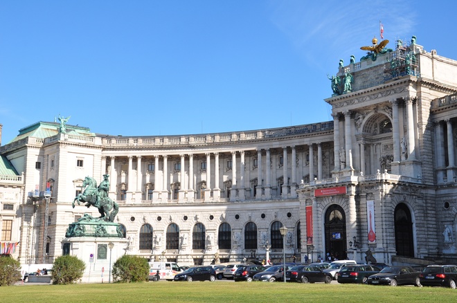  Cơ sở hạ tầng lý tưởng  Cư dân Vienna có hàng ngàn lựa chọn mua sắm, họ có thể ‘lặn ngụp’ cả ngày trong khu chợ trời Flohmarkt, một trong những chợ trời tốt nhất châu Âu.  Cư dân Vienna được sống gần những công trình kiến ​​trúc đẹp nhất thế giới, từ thời Trung Cổ đến thời kỳ Baroque. Thành phố này thậm chí đã được chỉ định là một di sản thế giới của UNESCO.