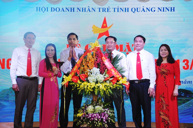 Đồng chí Vũ Văn Diện, Chủ tịch UBND tỉnh tặng hoa chúc mừng Hội Doanh nhân trẻ Quảng Ninh nhân ngày Doanh nhân Việt Nam 13-10.