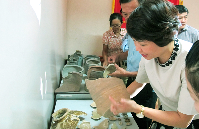 Các đại biểu tham quan di vật phát hiện được tại khu vực bến Cống Cái (Quan Lạn, Vân Ðồn) tại buổi báo cáo sơ bộ kết quả khai quật di tích, tháng 9-2016.