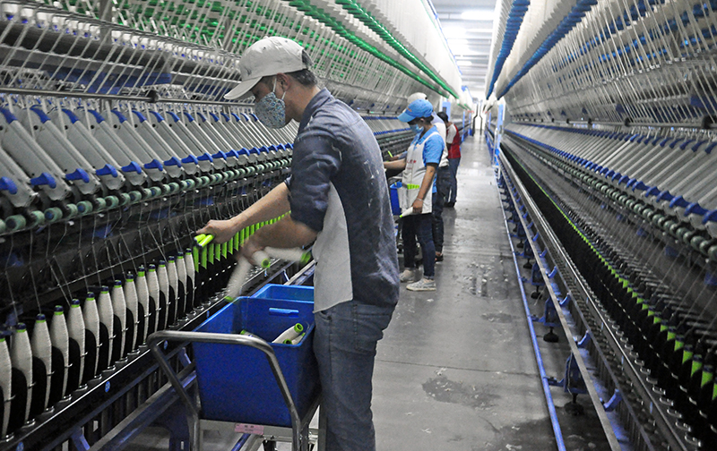 Sản xuất sợi tại Nhà máy kéo sợi Texhong Ngân Hà.