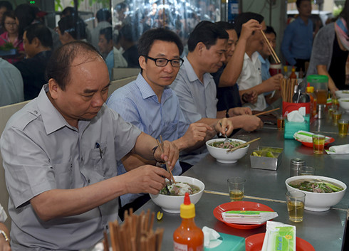 Thủ tướng và đoàn công tác ăn phở ngay tại quán Phú Cường.
