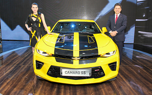 Tổng Giám đốc GM Việt Nam, ông Sumito Ishii (bên phải) đứng cạnh Camaro SS 2016. Ảnh: Lương Dũng