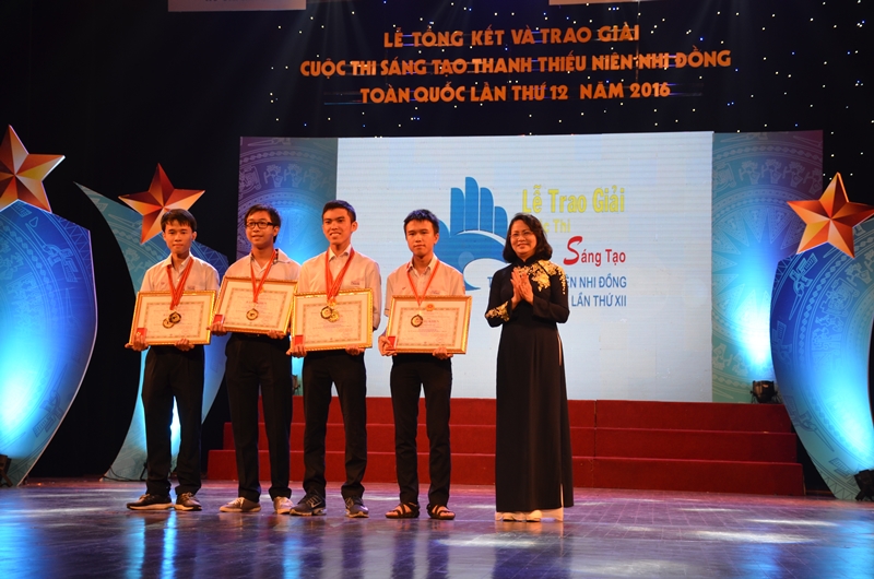 Bà Đặng Thị Ngọc Thịnh, phó chủ tịch nước trao giải đặc biệt cho nhóm các học sinh với mô hình sản phẩm “Chế tạo hệ thống nhật động pin năng lượng mặt trời theo hệ tọa độ xích đạo thiên cầu