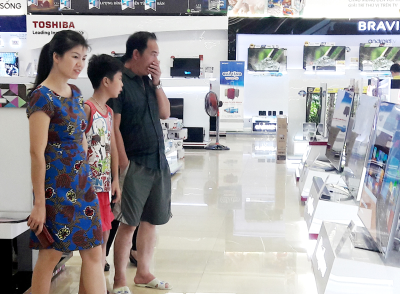 Người dân quan tâm đến những loại tivi thế hệ mới được tích hợp thiết bị để có thể dễ dàng bắt được truyền hình số mặt đất. Trong ảnh: Giới thiệu sản phẩm tại Siêu thị điện máy HC, phường Hồng Hà, TP Hạ Long.